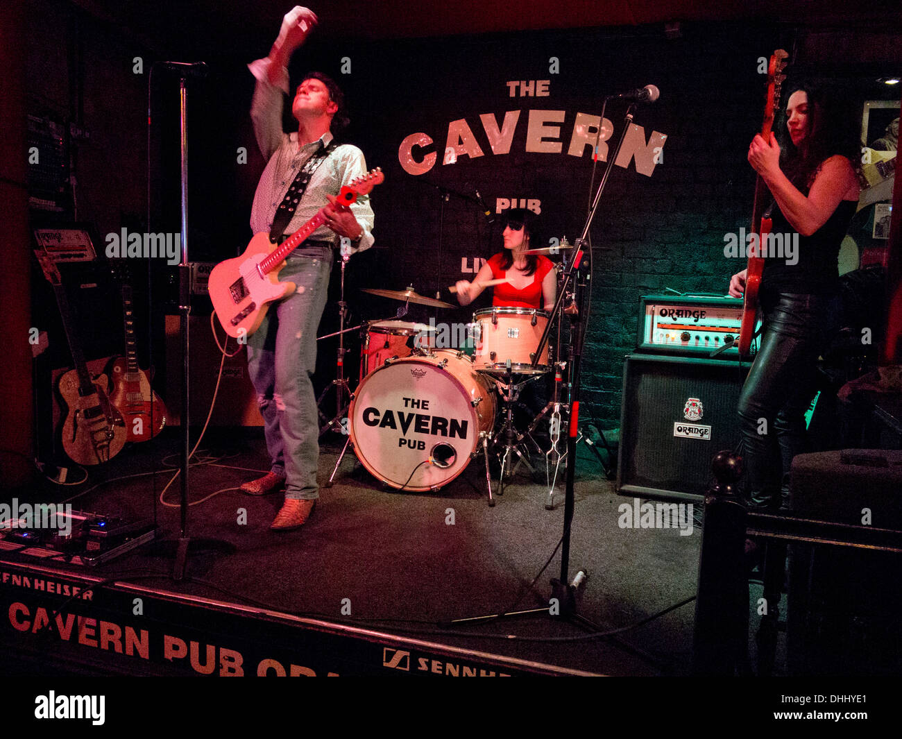 Les jeunes musiciens jouent au légendaire Cavern Pub à Liverpool, où les Beatles se célèbre. Angleterre, Royaume-Uni Banque D'Images