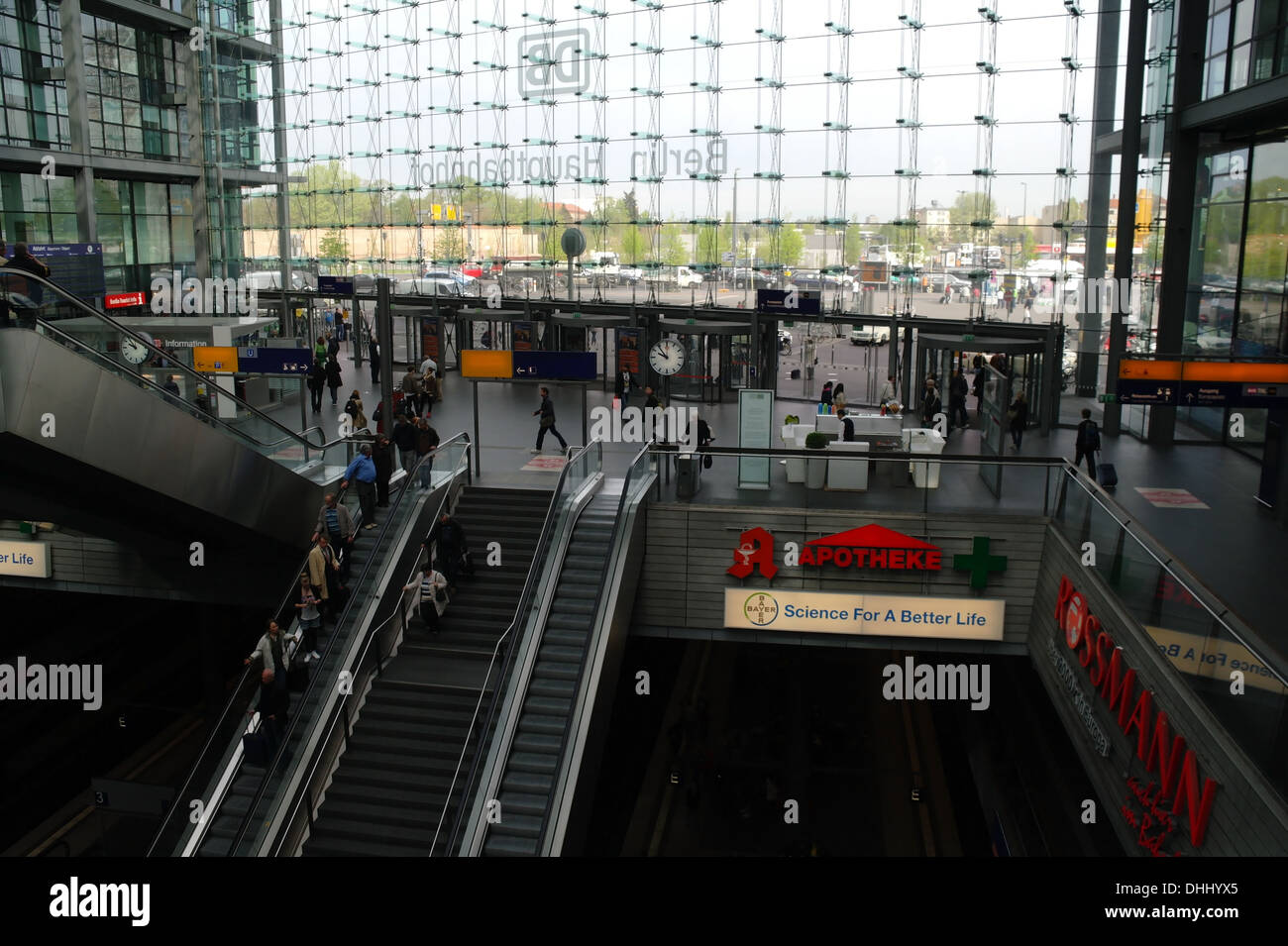 Voir, à l'entrée d'Europaplatz, personnes. rouge néon, escalators, différents niveaux de plate-forme, la gare centrale de Berlin, Allemagne Banque D'Images