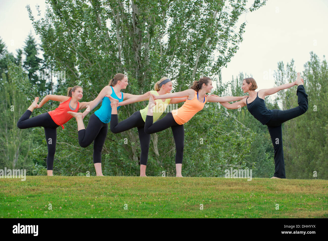 Les adolescentes et le yoga tutor debout sur une jambe Banque D'Images