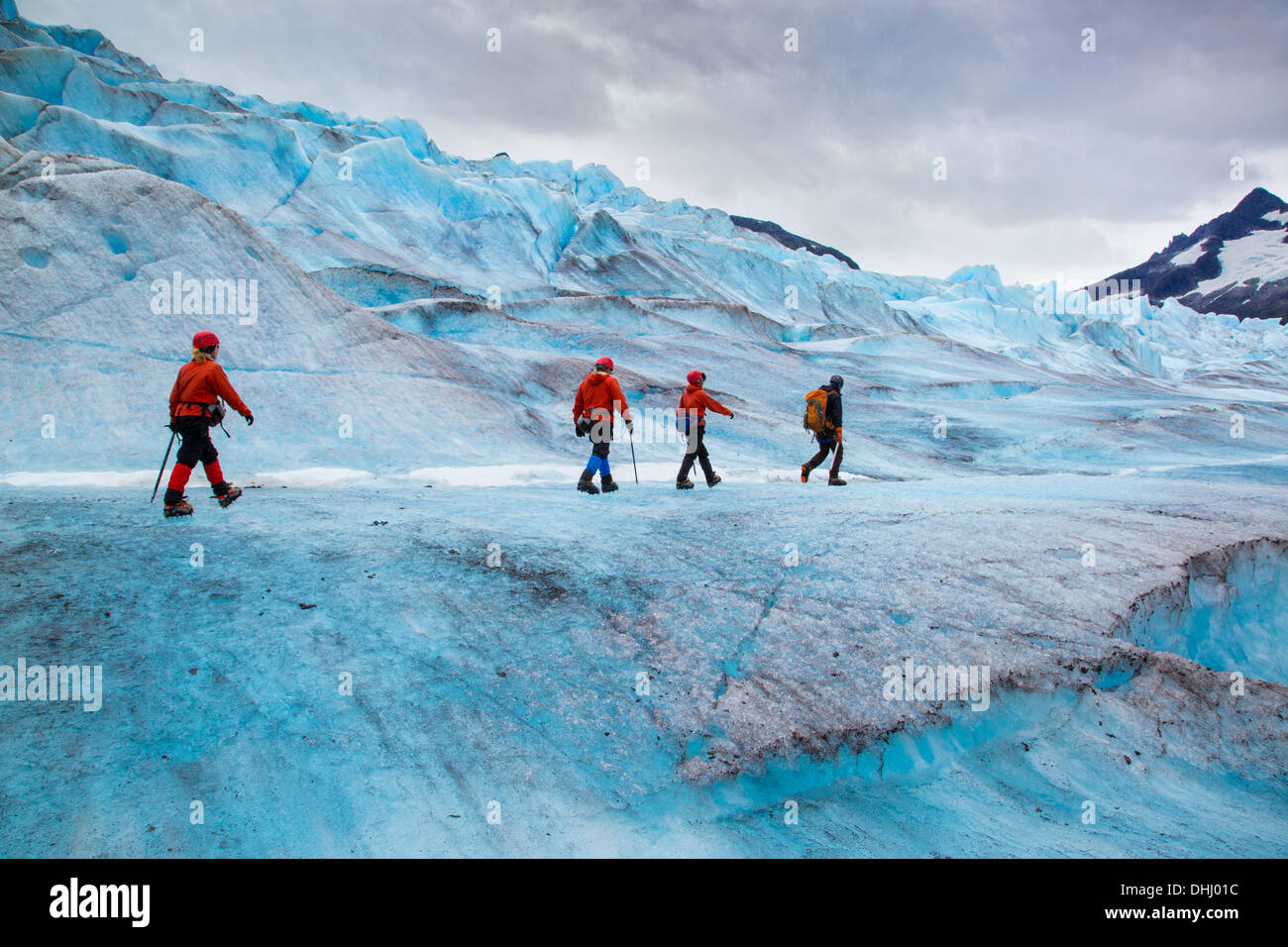 Quatre personnes marchant sur Mendenhall Glacier, Alaska, USA Banque D'Images