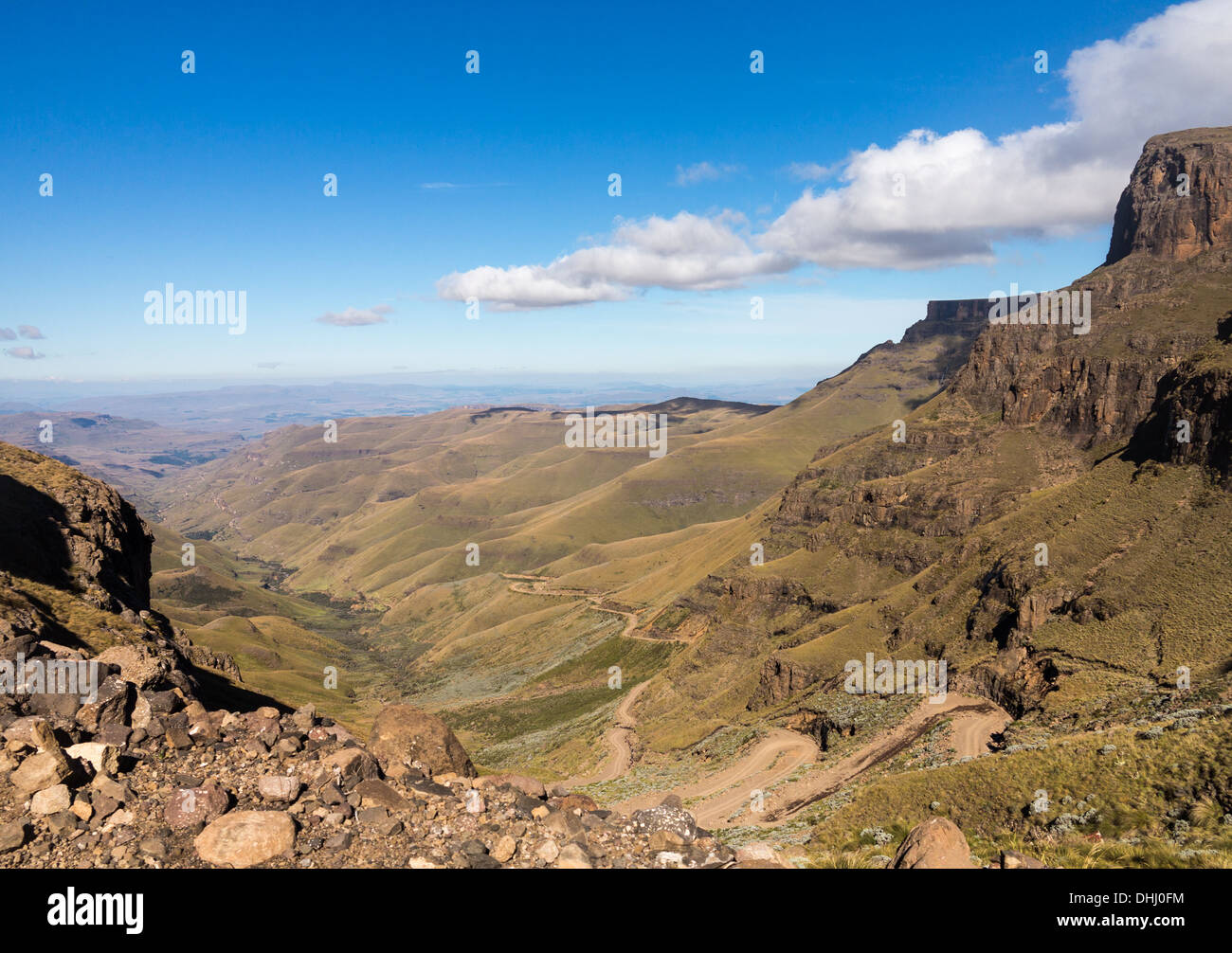 Les montagnes et la vallée avec la route sinueuse passent de l'Afrique du Sud au Lesotho sur Sani Pass Banque D'Images