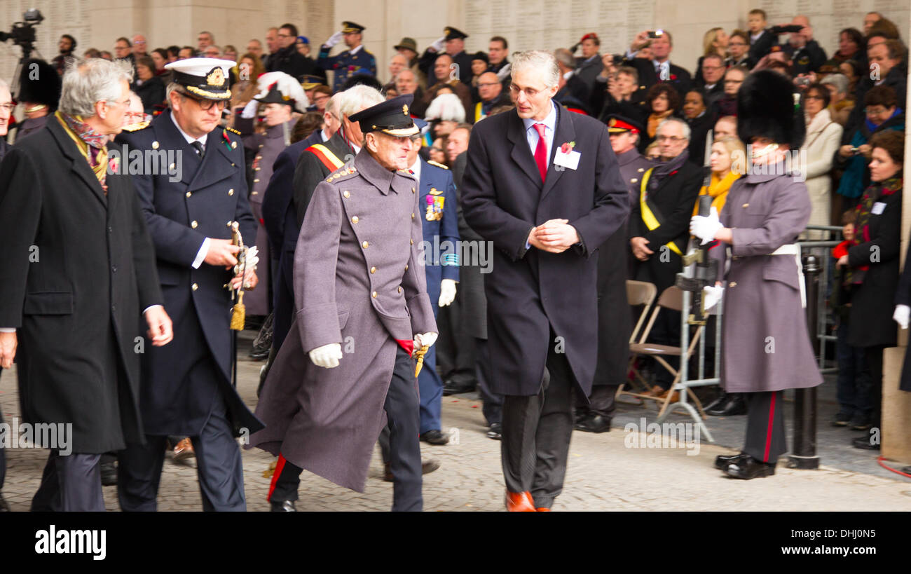 Ypres, Belgique - 11 novembre 2013 - Son Altesse Royale le duc d'Édimbourg à Ypres, Porte de Menin 'Cérémonie de la collecte de l' sol de Flanders Fields Memorial Garden - Caroline Vancoillie /Alamy Live News Banque D'Images