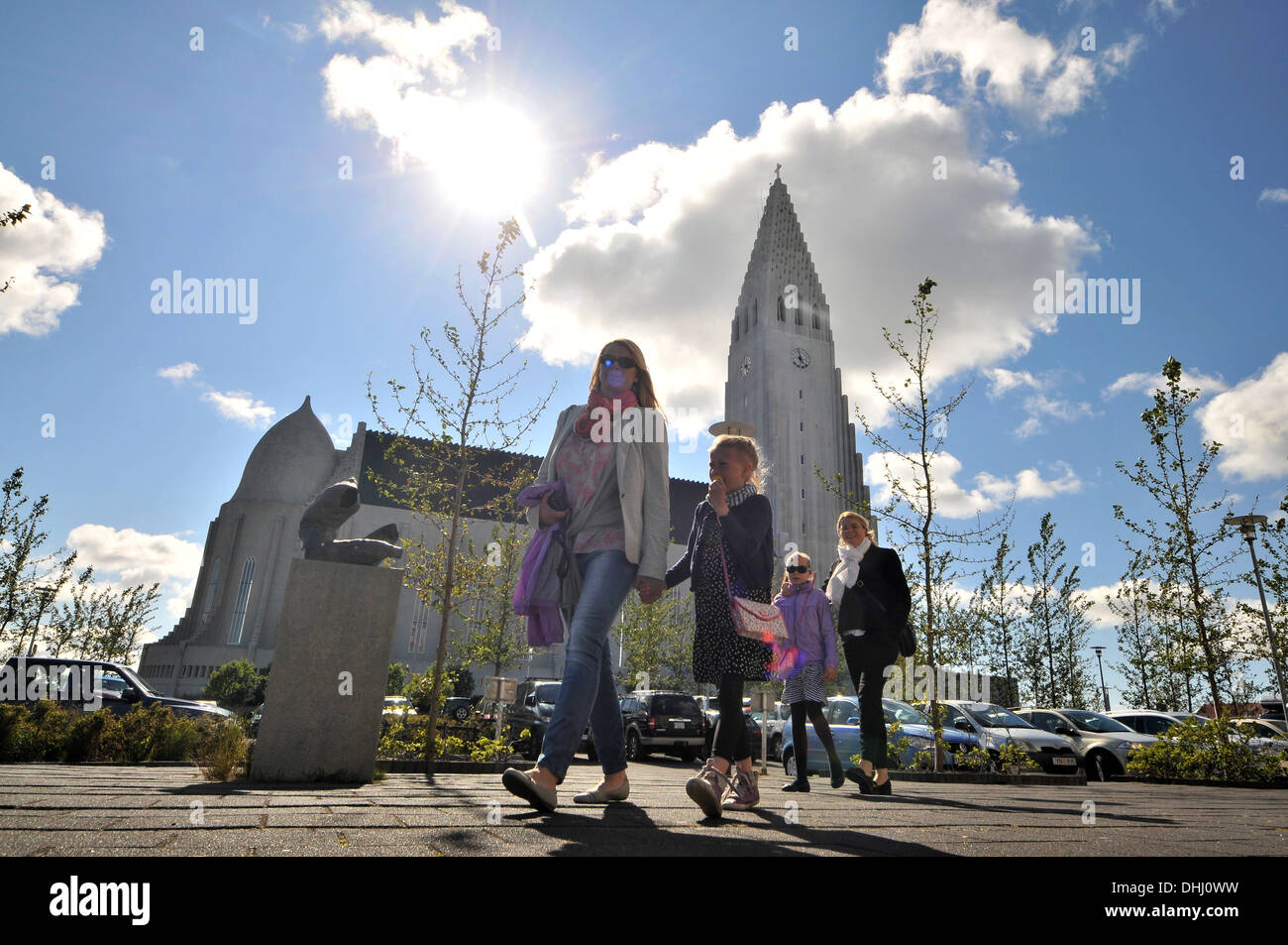 Les gens en face de l'église Hallgrims, Reykjavik, Iceland, Europe Banque D'Images