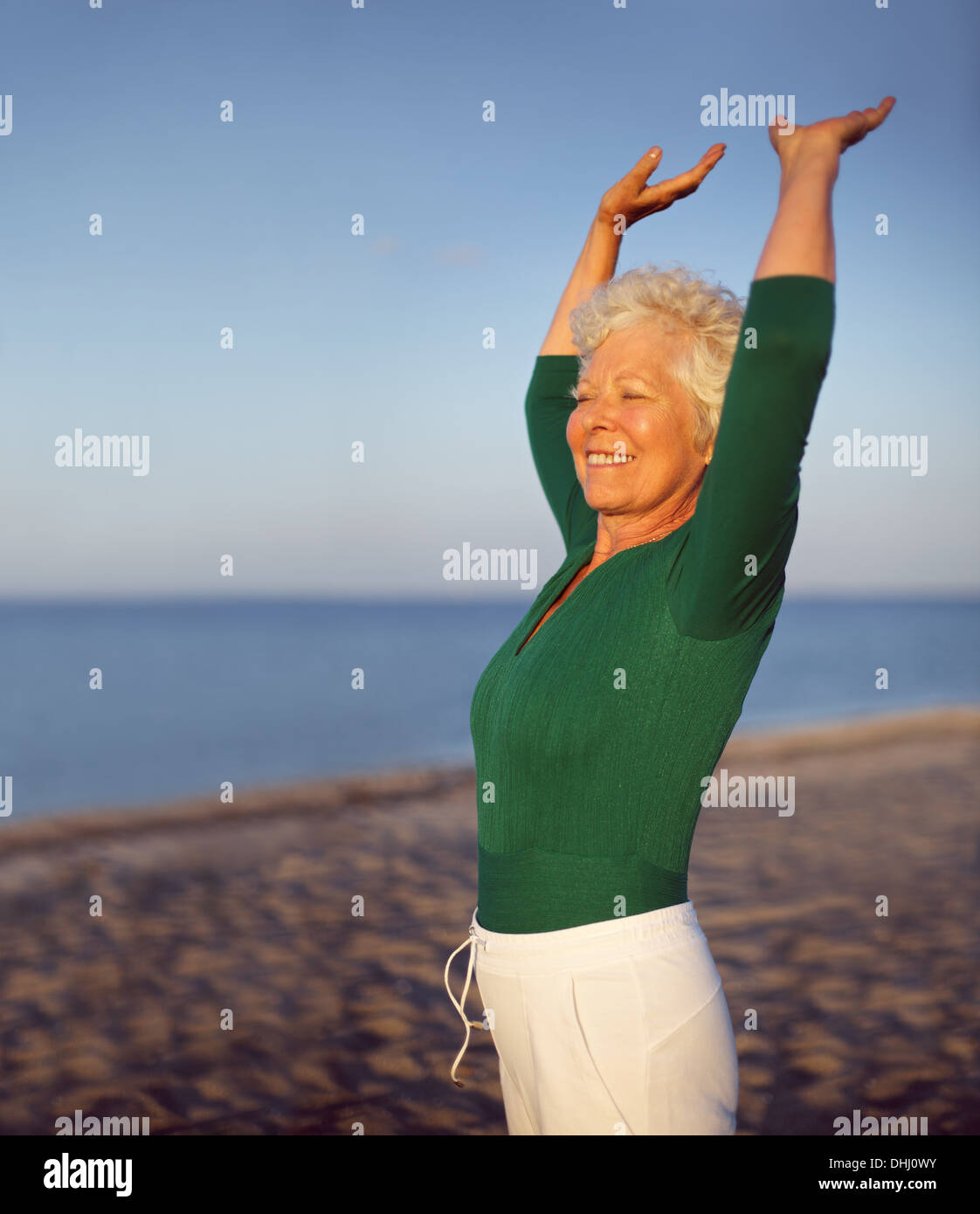 Portrait de beau young woman on beach with copyspace. Femme de race blanche de l'exercice en plein air pour rester en forme. Banque D'Images