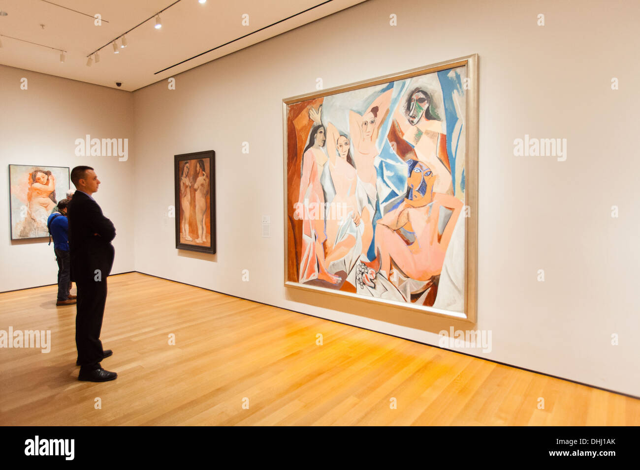 Homme admirant un Pablo Picasso peinture 'Les Demoiselles d'Avignon' au Musée d'Art Moderne MoMa New York, l'Amérique. Banque D'Images