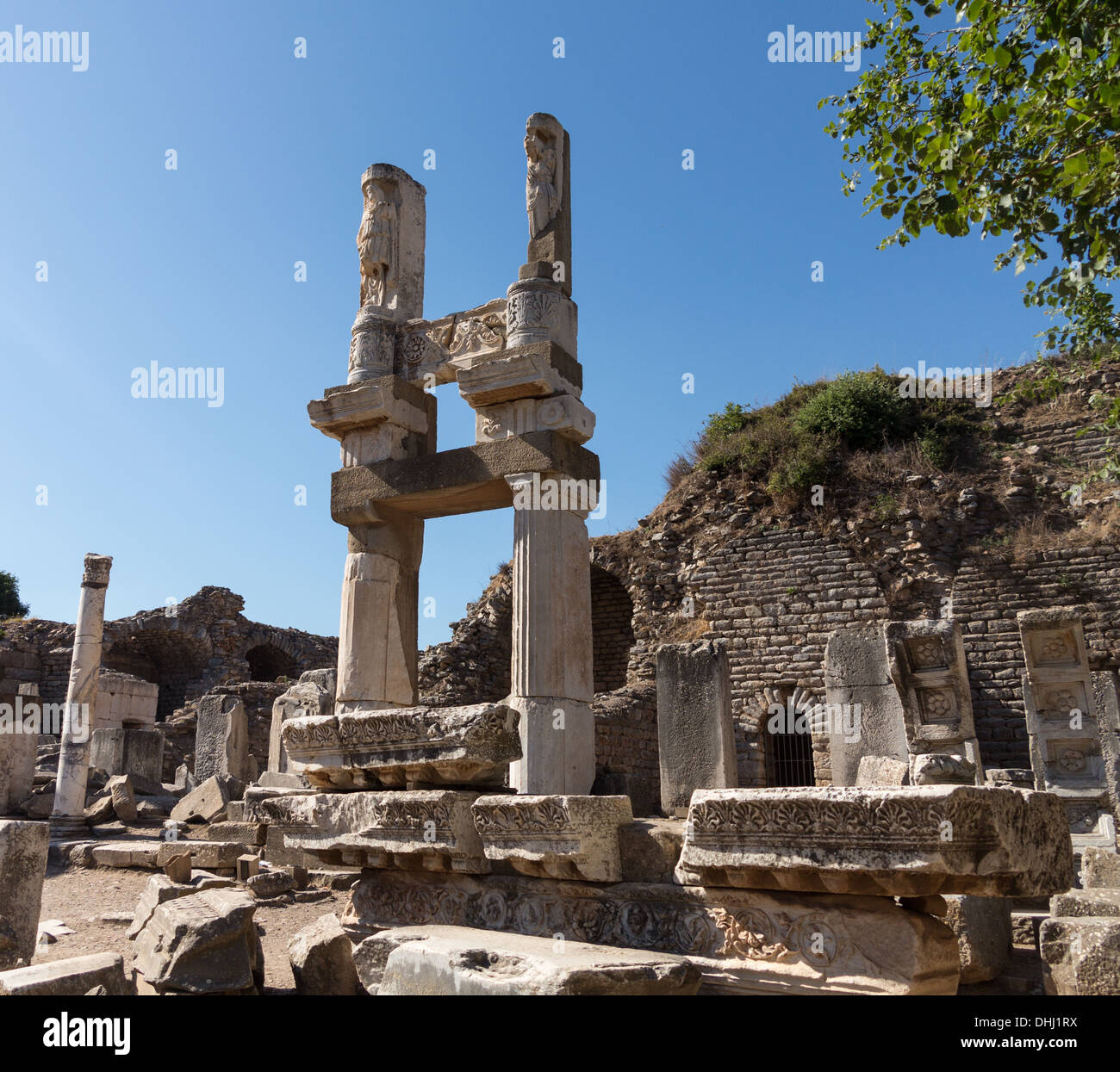 Ruines des bâtiments / temples en vieille ville d'Ephèse qui était une ancienne ville grecque célèbre maintenant en Turquie Banque D'Images