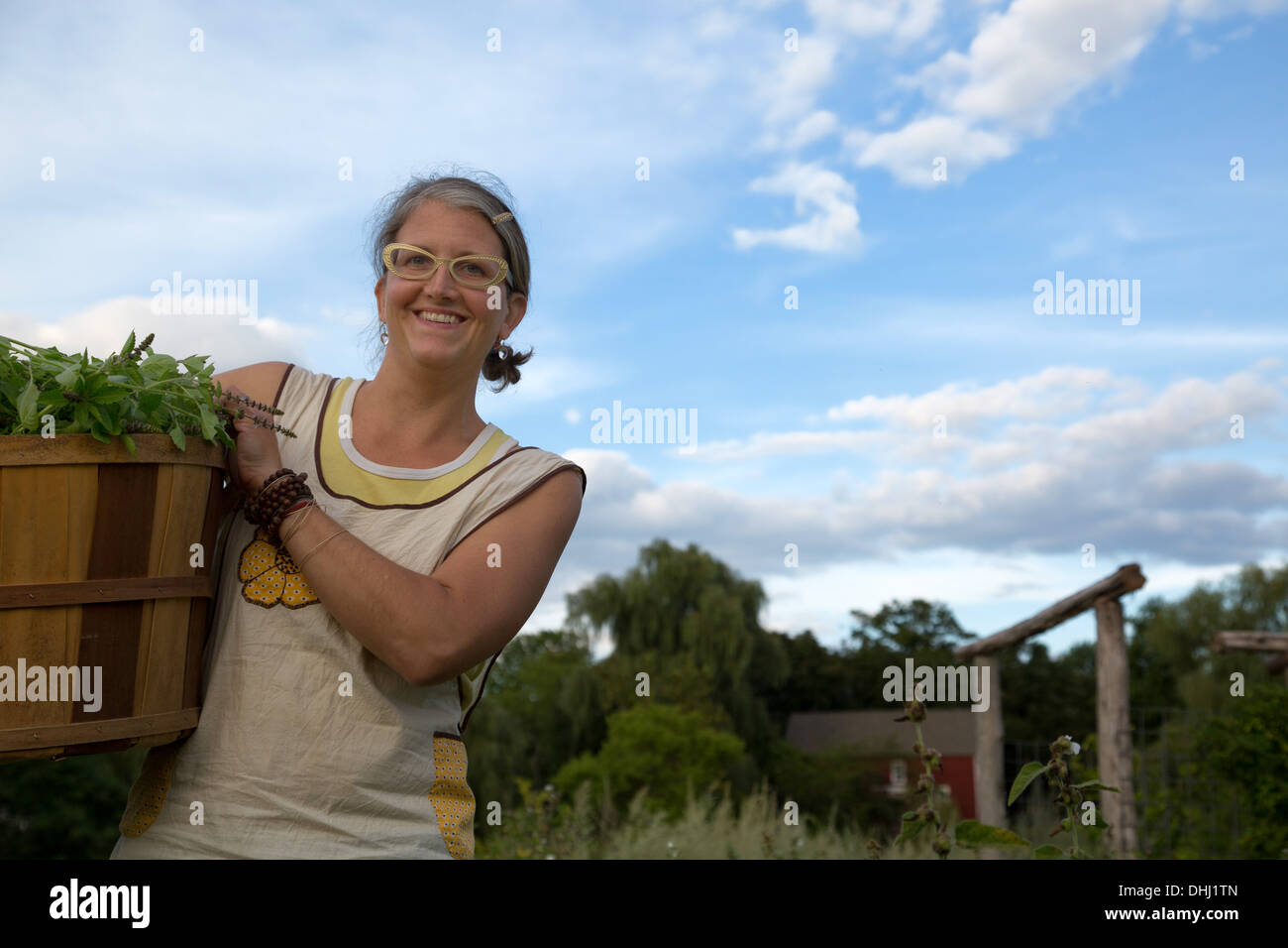 Portrait of woman working on herb farm Banque D'Images