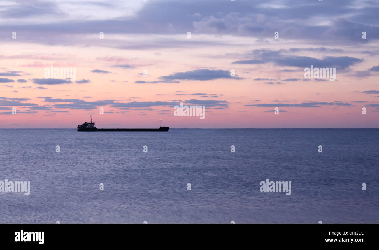 Vue sur mer en navire de charge avant le lever du soleil Banque D'Images