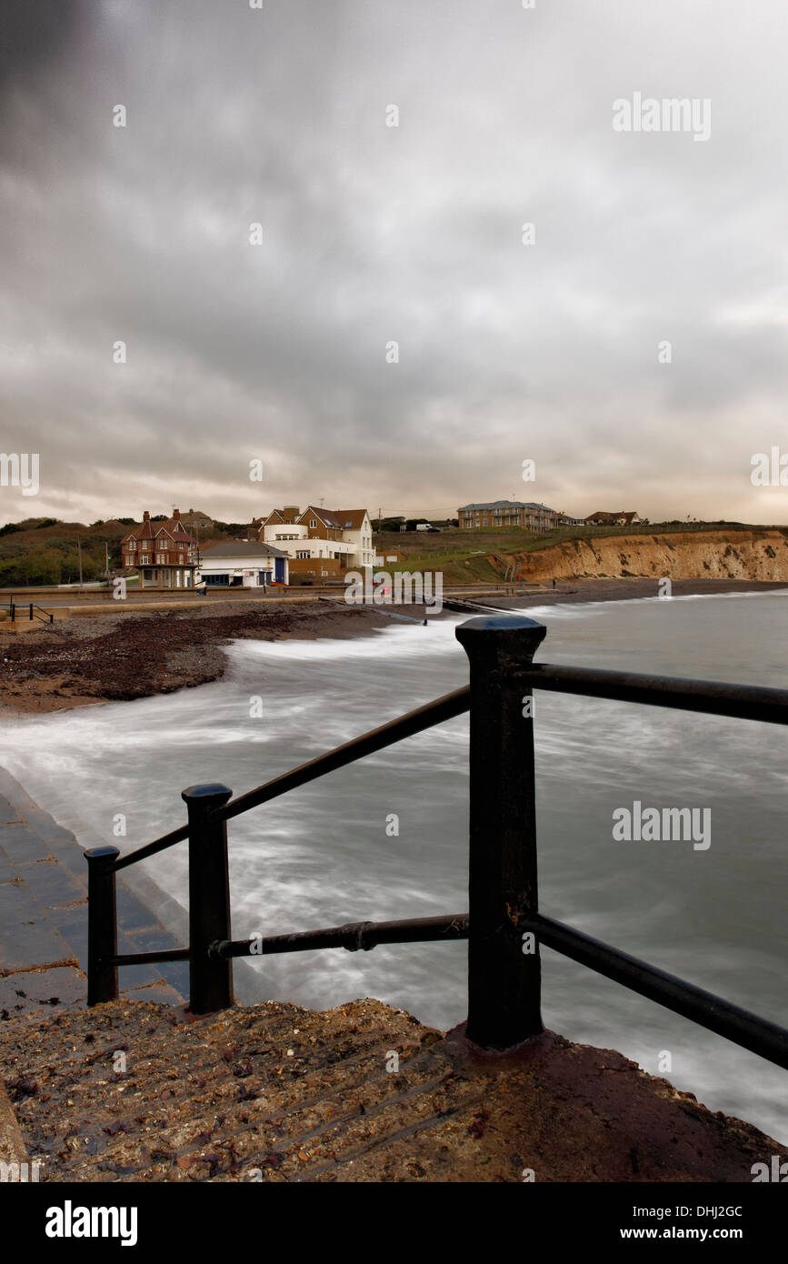 La tempête à la journée à Freshwater Bay sur l'île de Wight Banque D'Images