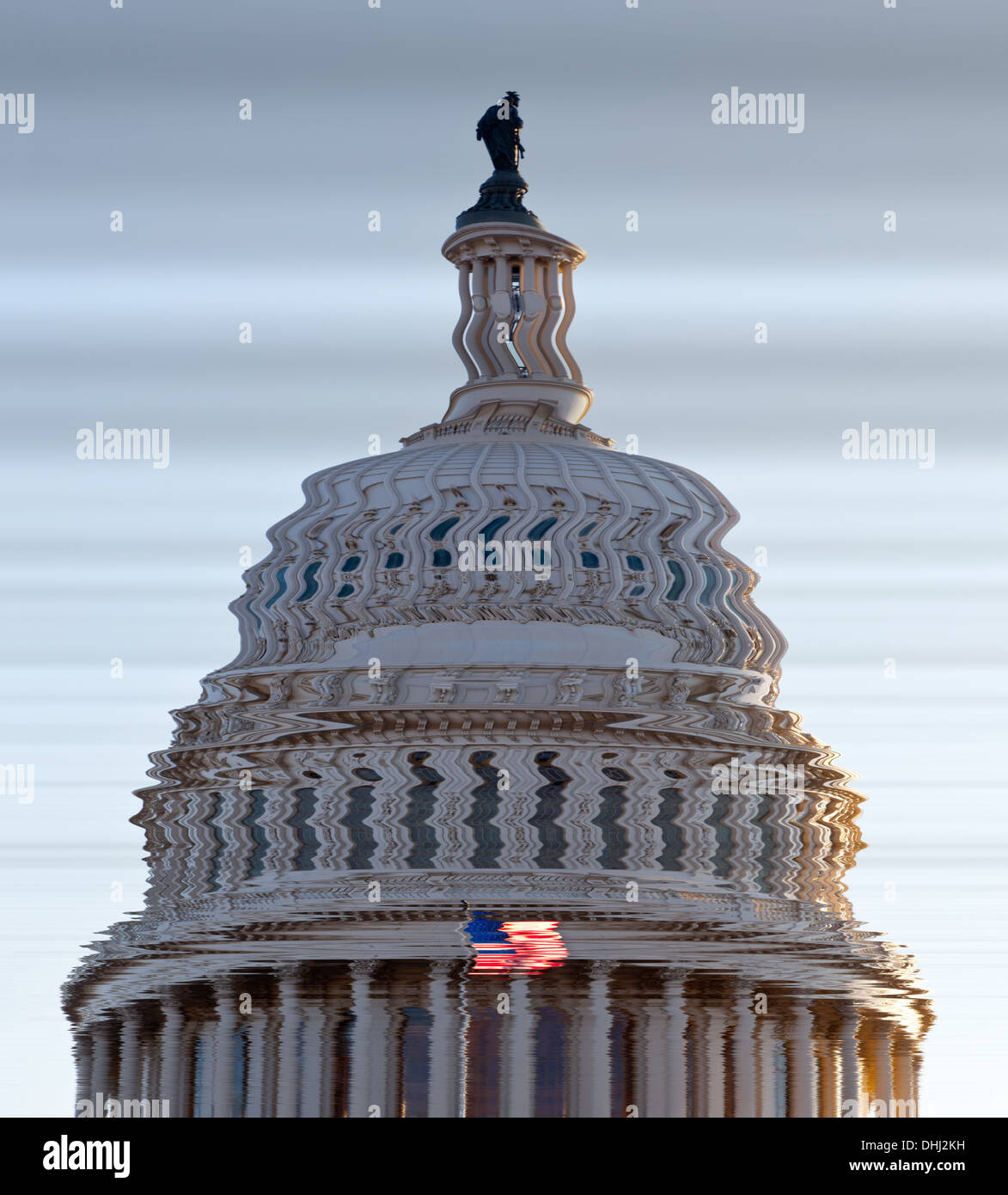 Dôme du bâtiment du Congrès sur le bâtiment du Capitole des États-Unis à Washington DC reflété dans l'eau Banque D'Images
