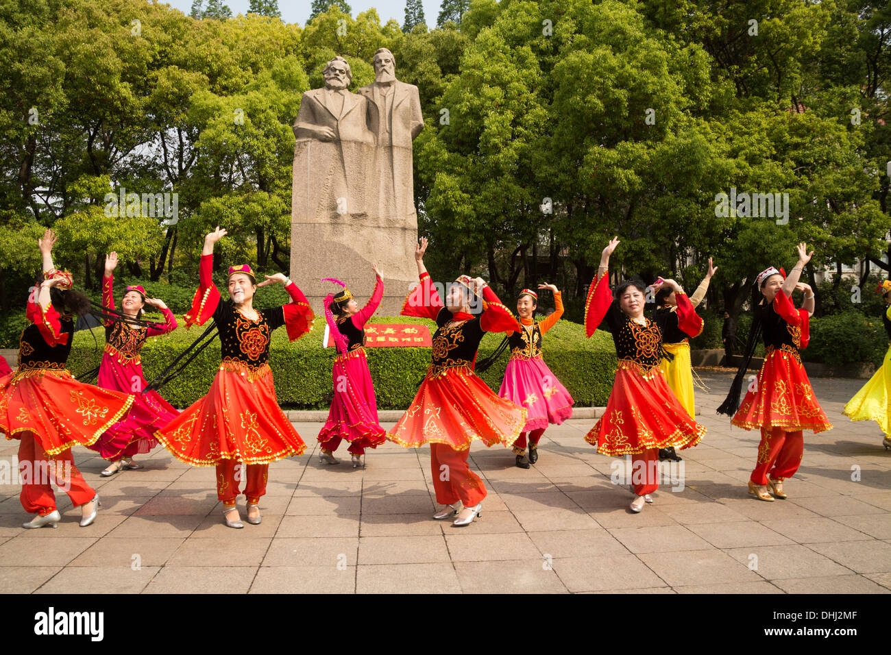 Le folk-danseurs en Chine Shanghai Fuxing Park Banque D'Images