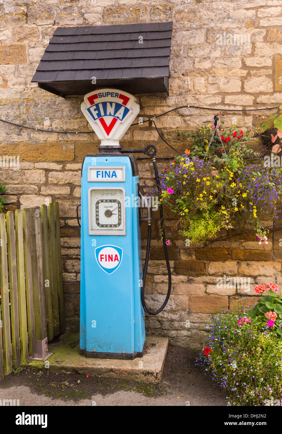 Pompe à essence de la Fina de 1950 à Plough Inn près de Stanway dans les Cotswolds, Royaume-Uni Banque D'Images