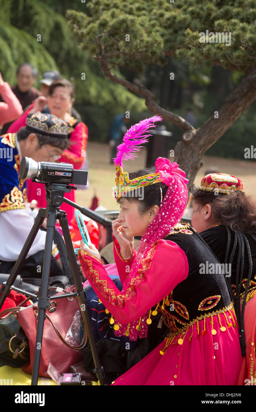 En appliquant le maquillage danseur Fuxing Park Shanghai Chine Banque D'Images
