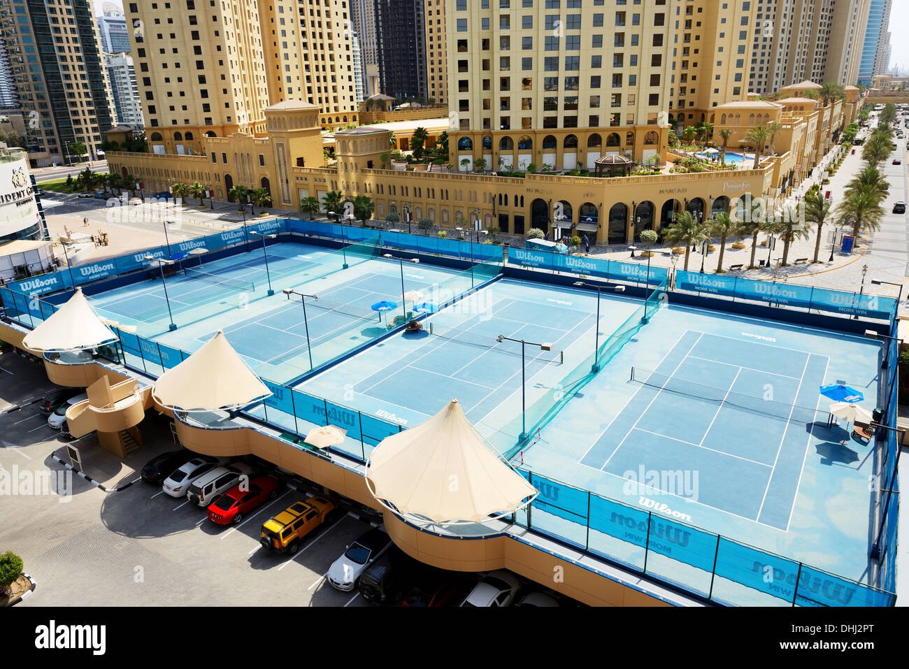 Tennis à proximité d'une promenade à Jumeirah Beach Residence le 12 septembre 2013 à Dubaï, Émirats Arabes Unis Banque D'Images