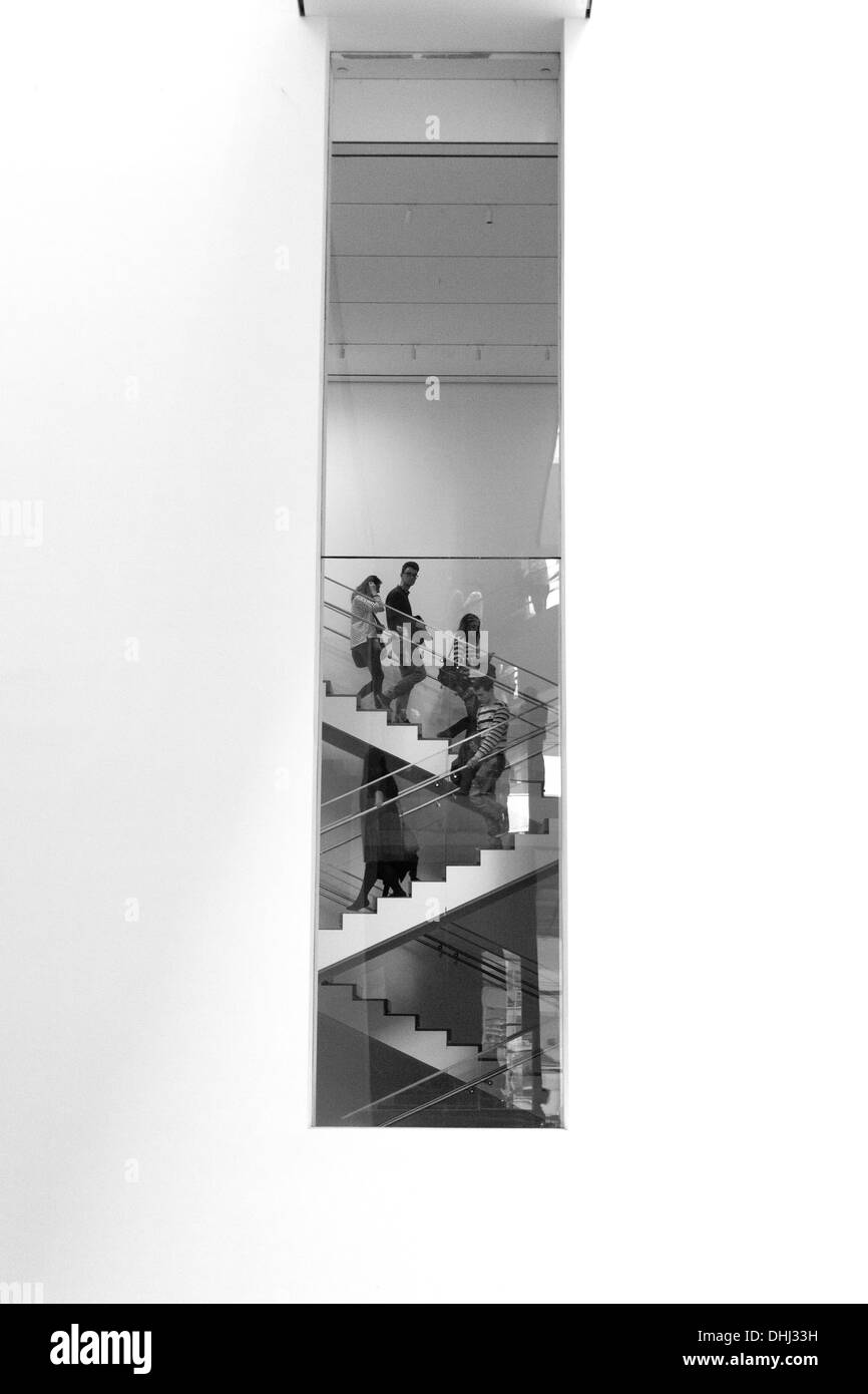 Les visiteurs de marcher dans les escaliers,Le musée d'Art Moderne (MoMA) à New York City, États-Unis d'Amérique. Banque D'Images