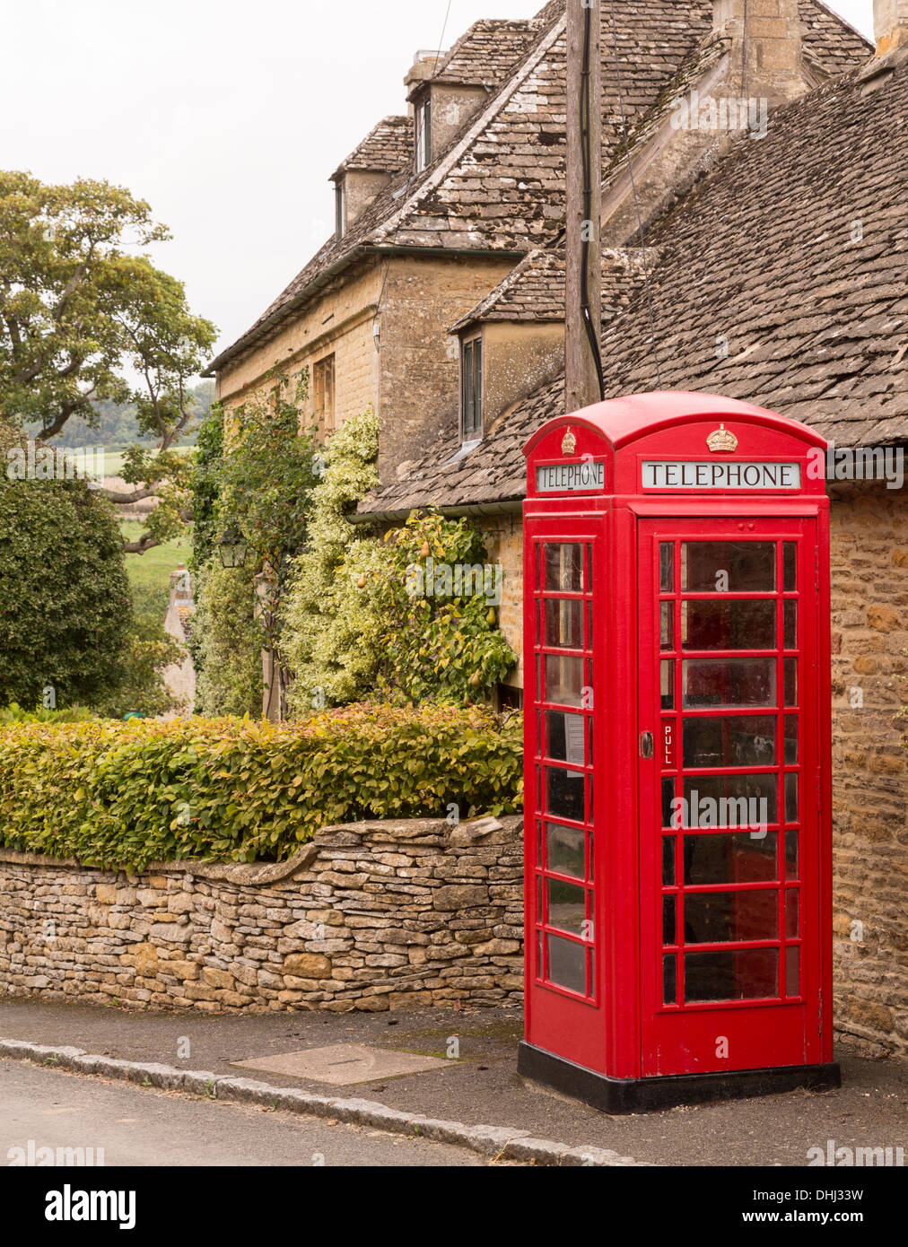 Boîte de téléphone rouge dans village des Cotswolds, England, UK Banque D'Images