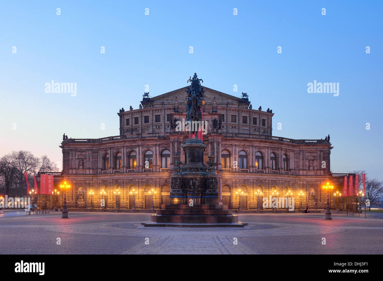 L'opéra Semper de Dresde, de l'éclairage en soirée, Saxe, Allemagne, Europe Banque D'Images