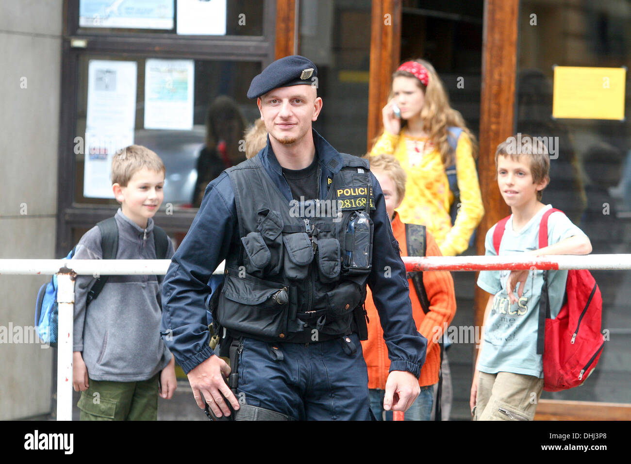 Policier à l'extérieur de l'école police tchèque patrouille Prague, République tchèque écoliers Banque D'Images