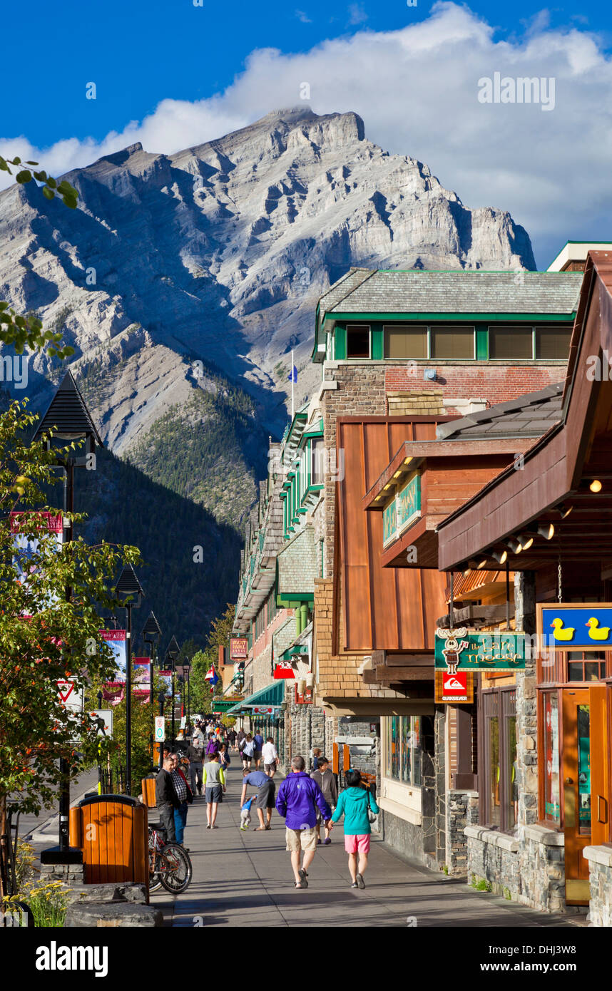 Personnes flânant dans la ville de Banff Avenue Banff et mont Cascade Banff National Park Alberta Canada Amérique du Nord Banque D'Images