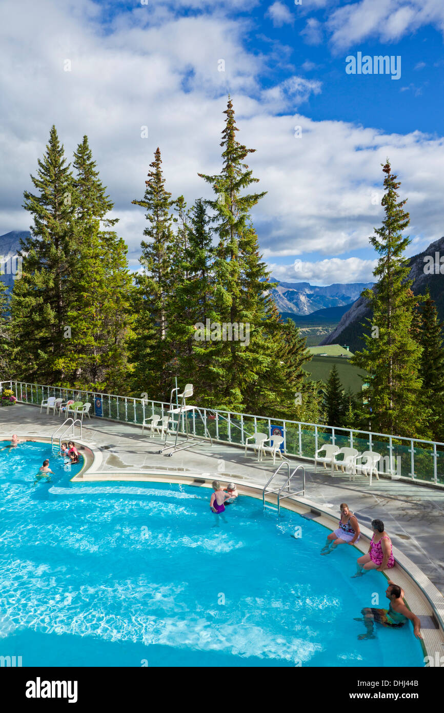 Les gens dans l'eau chaude à la piscine Banff Upper Hot Springs de Banff National Park Alberta canton canada Banque D'Images