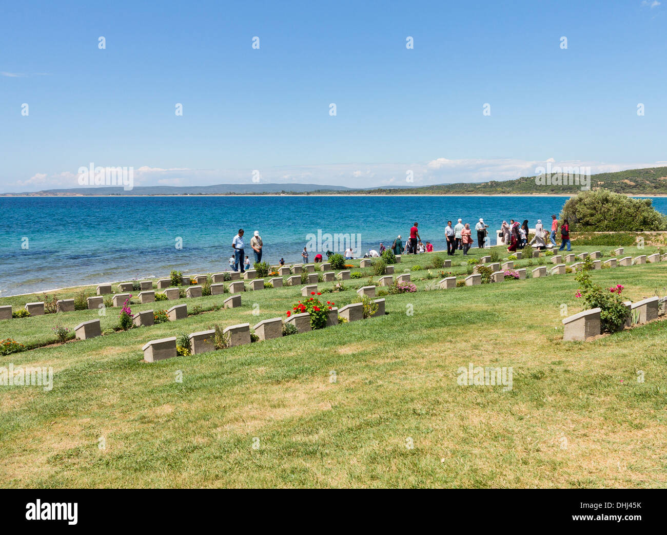 Les gens à la campagne de Gallipoli la WW1 War Cemetery à Anzac Cove, Turquie Banque D'Images