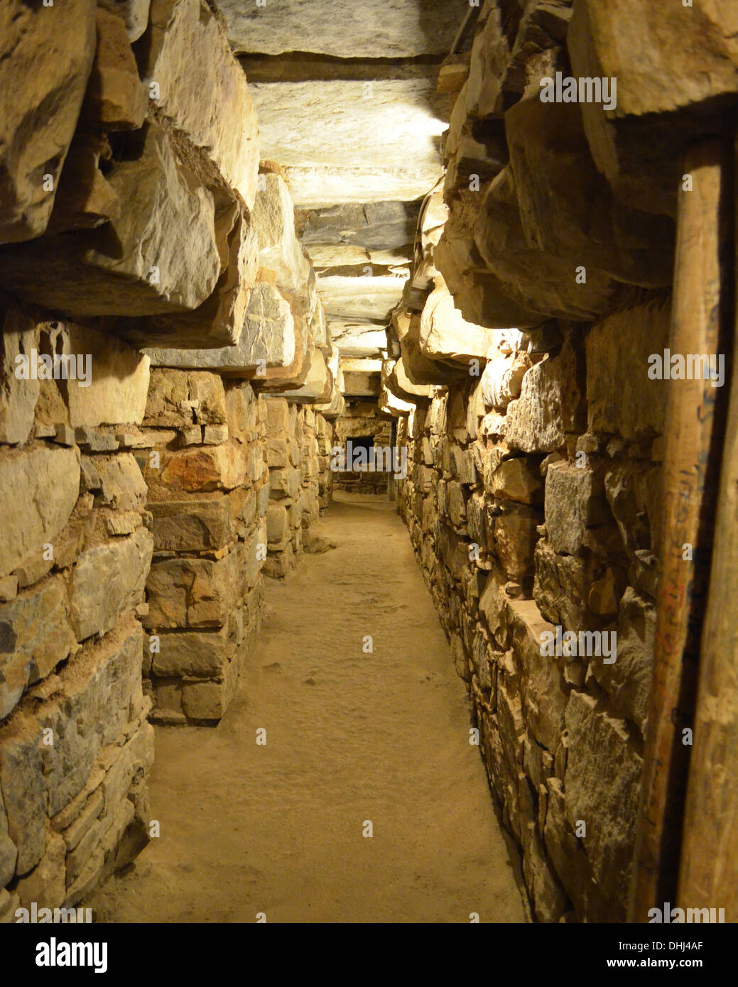 Tunnels sous le temple principal d'habitation à Chavin de Huantar site archéologique, Ancash, Pérou Banque D'Images