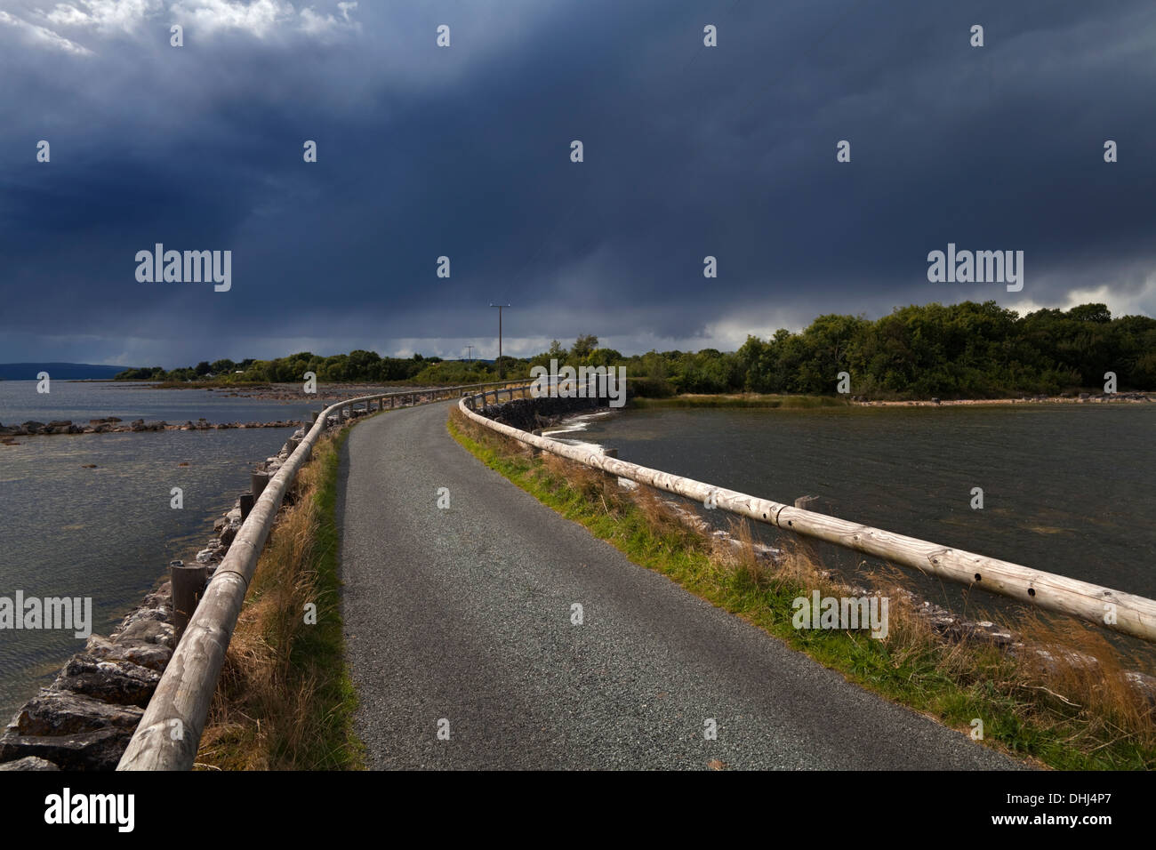 Causeway à Inishmicatreer Island dans le Lough Corrib, comté de Galway/Mayo, Irlande Frontière Banque D'Images