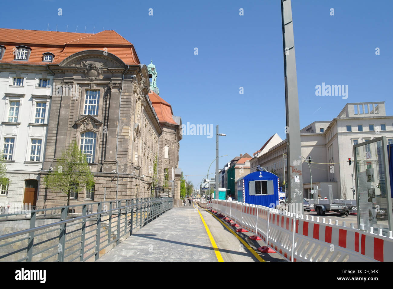 Vue du ciel bleu, de l'est à Ministère de la construction et de l'hôpital Charité Econmics, travaux à Sandkrugbrucke, Invalidenstrasse, Berlin Banque D'Images