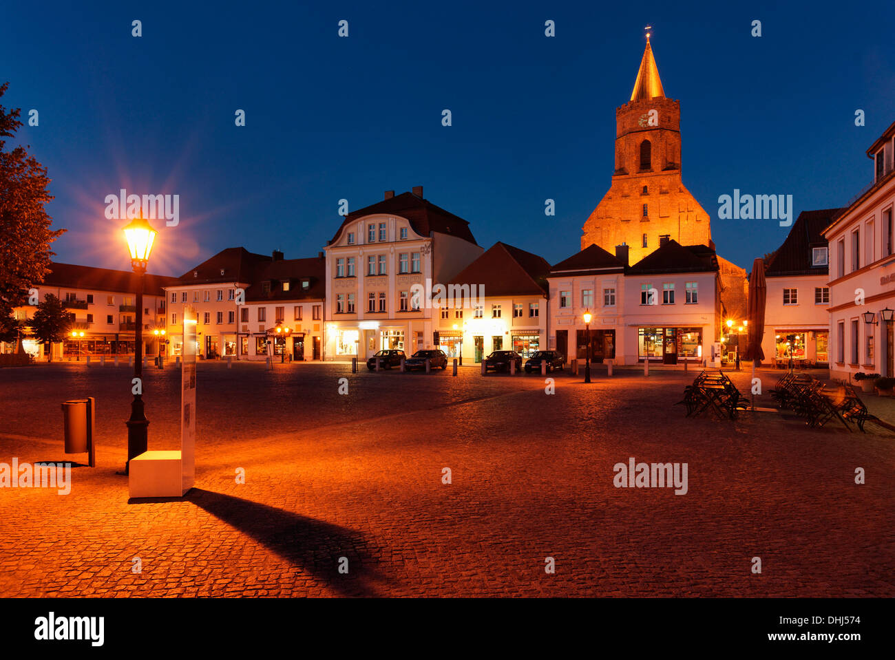 Place du marché et Eglise St Mary de nuit, Cannes, Land de Brandebourg, Allemagne, Europe Banque D'Images