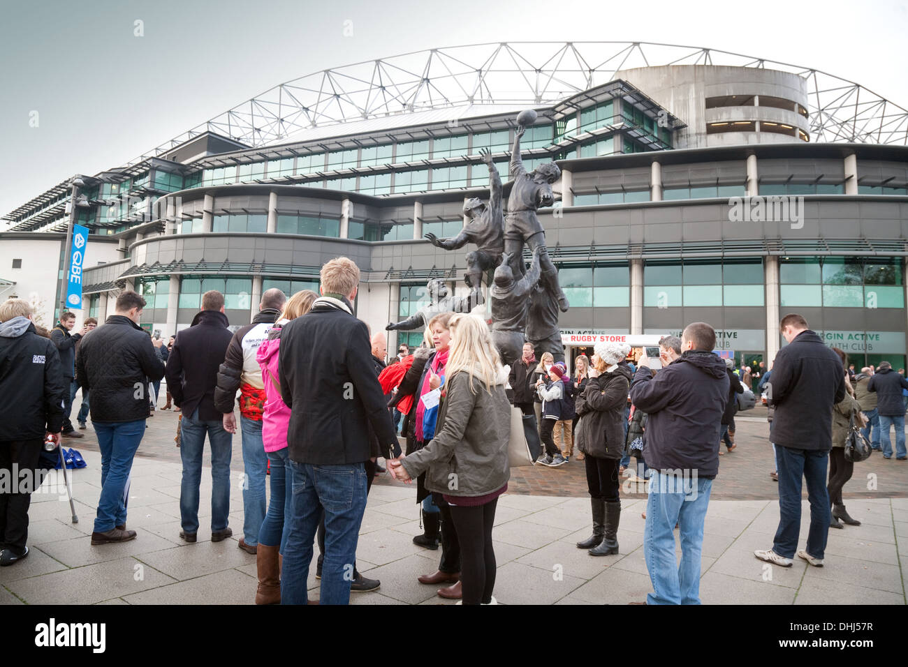 Le stade de Twickenham, allant des fans de regarder le match de rugby entre l'Angleterre et l'Argentine, Twickenham, London UK Banque D'Images