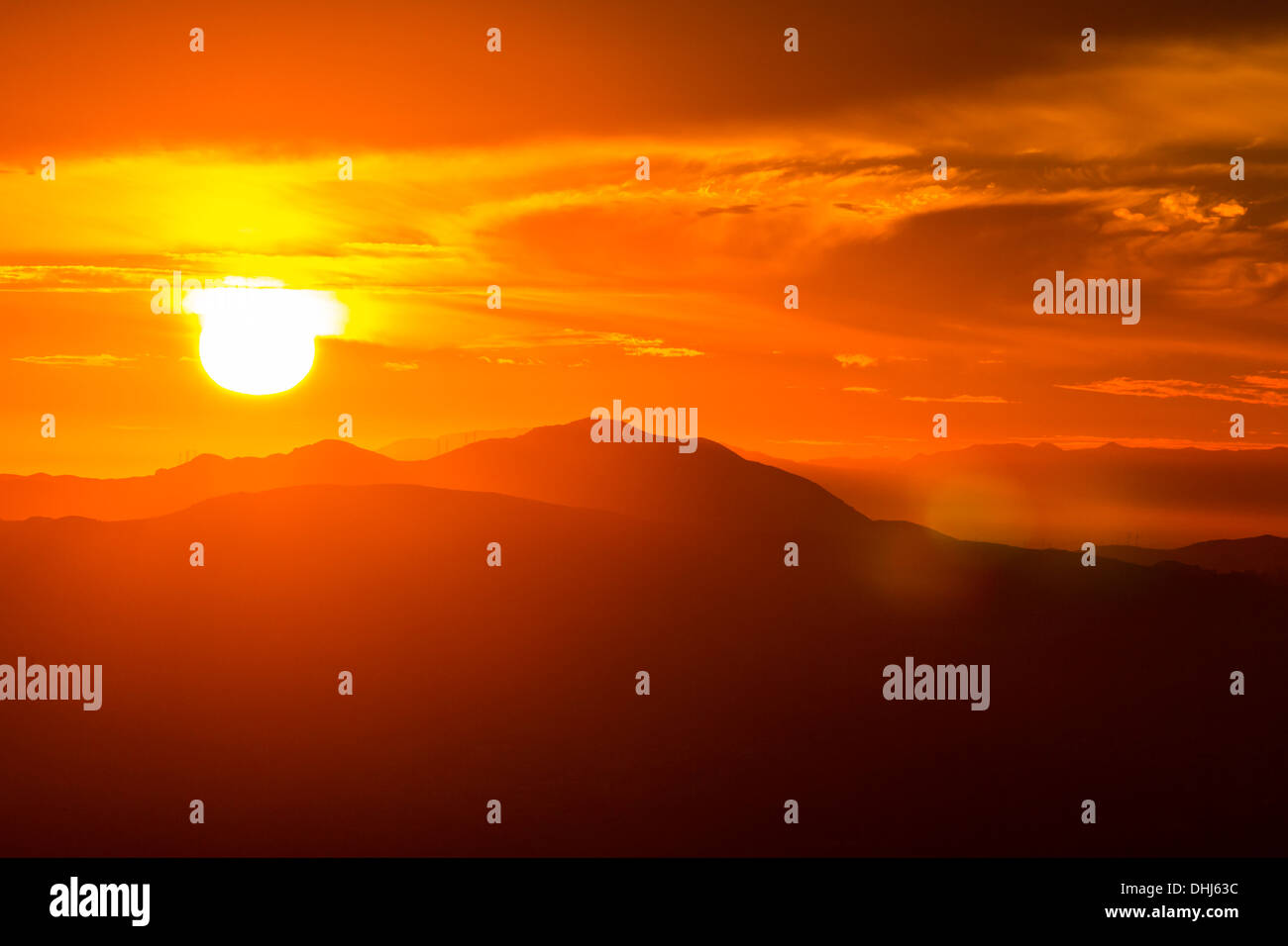 Coucher de soleil derrière les montagnes de Santa Monica en Californie du Sud. Banque D'Images