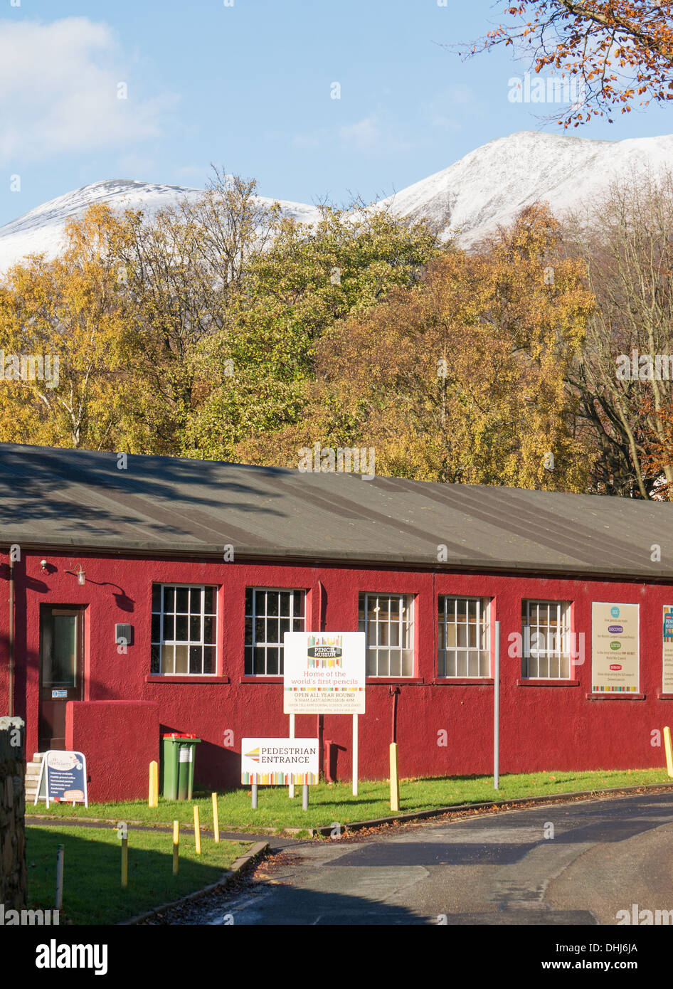 Keswick pencil museum avec une montagne en arrière-plan, Cumbria, England, UK Banque D'Images