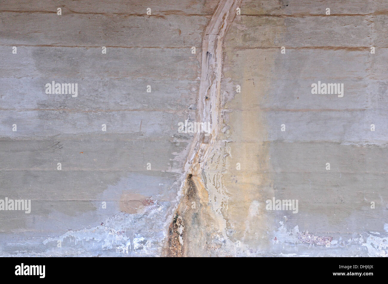 L'eau et l'humidité dans le mur de béton Banque D'Images