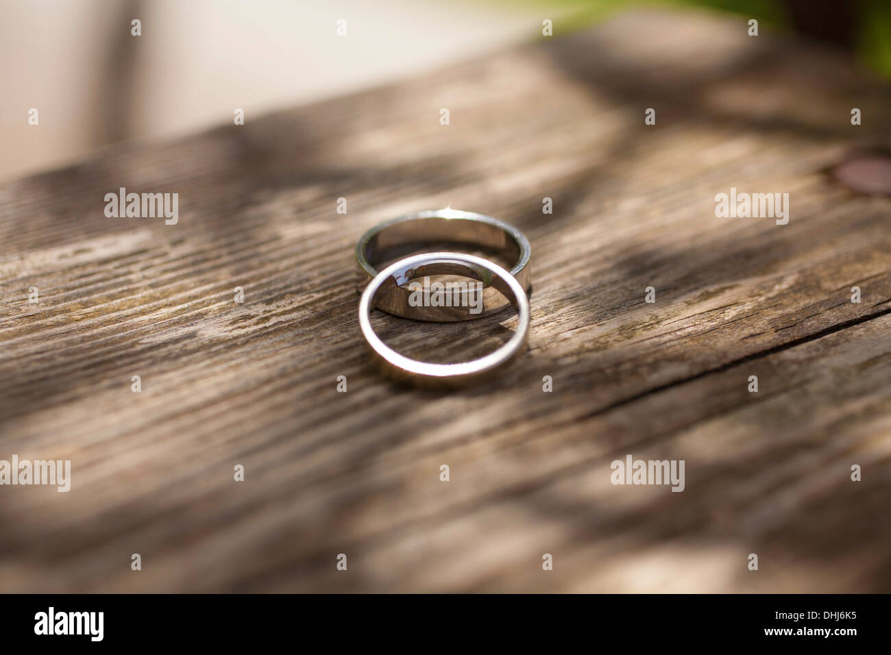 Les anneaux de mariage flower leaf texture bois deux pétales brun nature rouge passion naturelle des couleurs claires symbole cercle rond coloré Banque D'Images