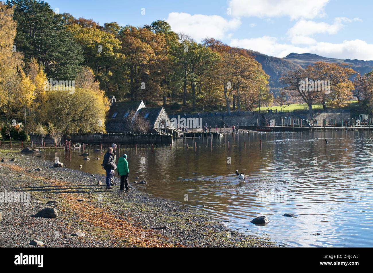 Famille avec le chien dans le lac Derwentwater Keswick aux couleurs de l'automne, Cumbria, England, UK Banque D'Images