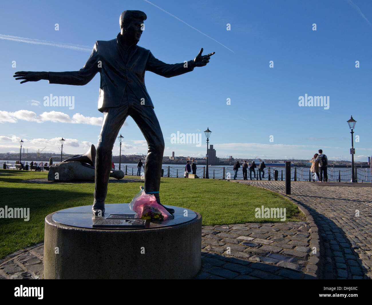 Statue de années 50 rock and roll star Billy Fury par Albert Docks de Liverpool, England, UK Banque D'Images