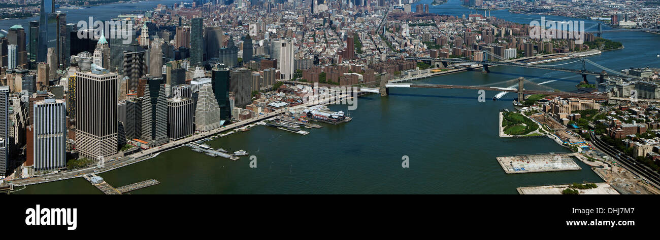 Photographie aérienne du Lower Manhattan, l'East River, Brooklyn et Williamsburg Bridges, New York City Banque D'Images