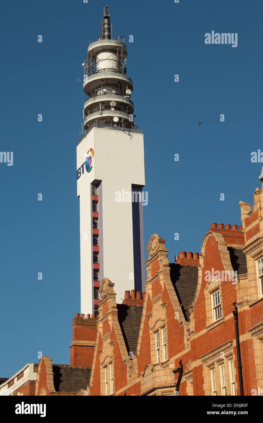 La tour de la poste de Birmingham domine les bâtiments victoriens Banque D'Images