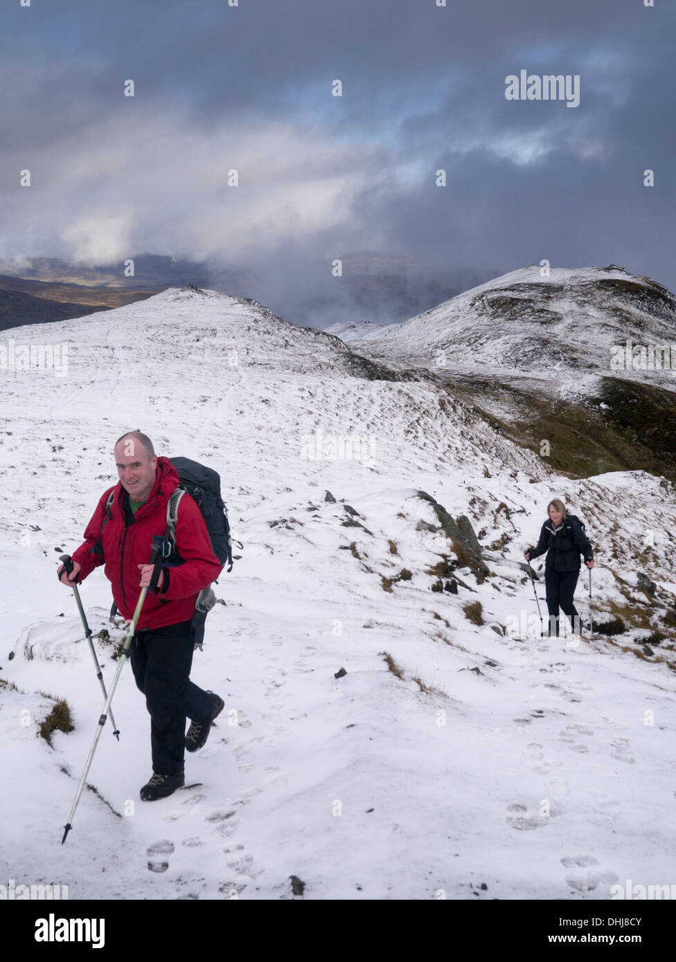 Deux randonneurs au sommet du Ben Vrackie, une montagne près de Pitlochry dans le Perthshire, Écosse Banque D'Images