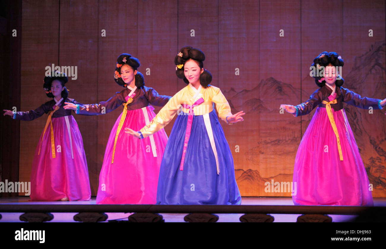 La Corée du Sud, Séoul, Corée, Maison Gutgeori Gyobang Jinju, danse Banque D'Images