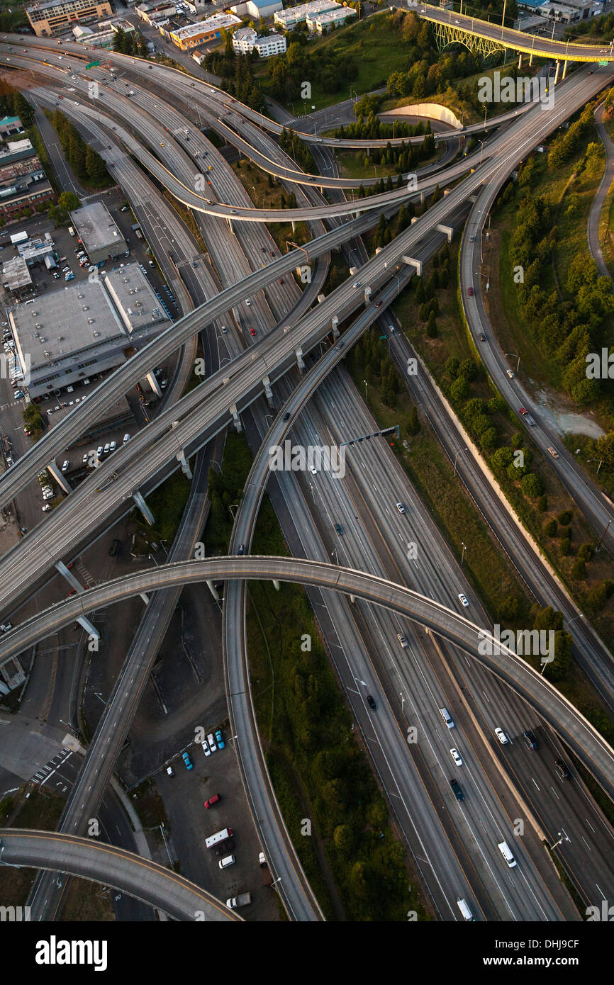 Photographie aérienne des voitures roulant sur une autoroute américaine Interstate highway road junction Banque D'Images