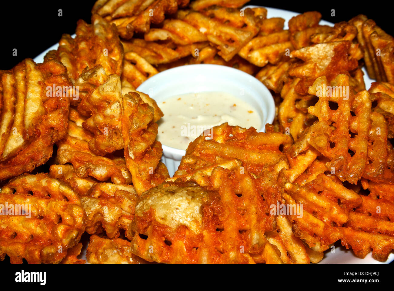 Coupe croisée pour tranches de pommes de terre frits battues avec sauce pub restauration rapide Banque D'Images