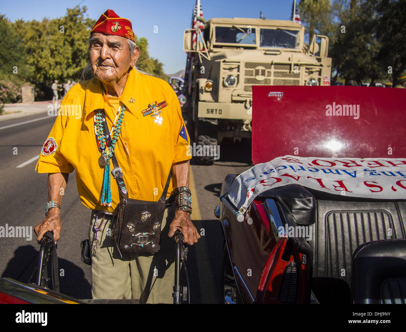 Phoenix, Arizona, USA. 11Th Nov, 2013. KELLWOOD de Joe, l'un des rares Howe Caverns survivant de la Seconde Guerre mondiale, les anciens combattants Phoenix promenades Day Parade. Les anciens combattants de Phoenix Day Parade est l'un des plus importants aux États-Unis. Des milliers de personnes la ligne de 3,5 km parcours et plus de 85 unités de participer au défilé. Cette année, le thème de la parade est ''Saluting Nord des anciens combattants canadiens. Crédit : Jack Kurtz/ZUMAPRESS.com/Alamy Live News Banque D'Images