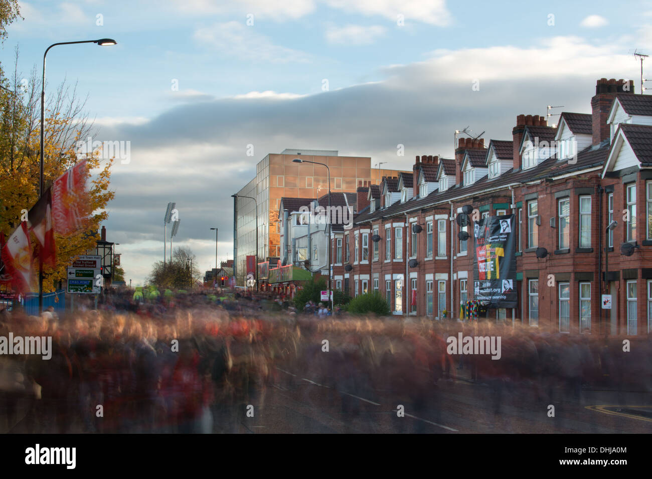 Fans de Manchester United Football Club descendre Sir Matt Busby Way approchant le stade Old Trafford (usage éditorial uniquement) Banque D'Images