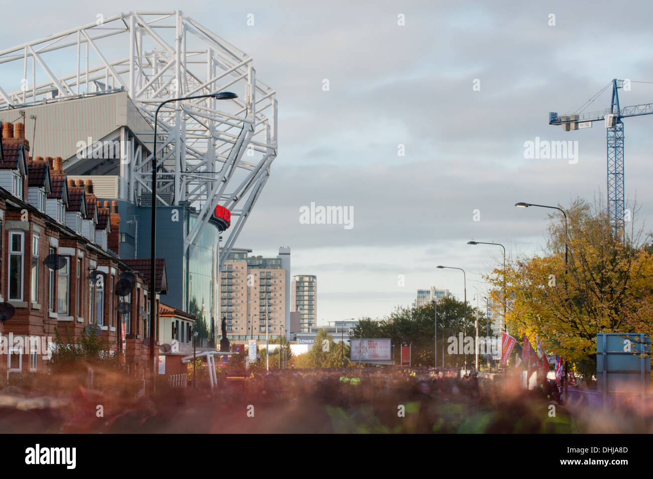 Fans de Manchester United Football Club descendre Sir Matt Busby Way approchant le stade Old Trafford (usage éditorial uniquement). Banque D'Images