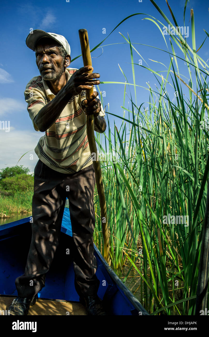 Un membre de la tribu représente pour prendre une photo dans la vallée de l'Omo, Ethiopie Banque D'Images