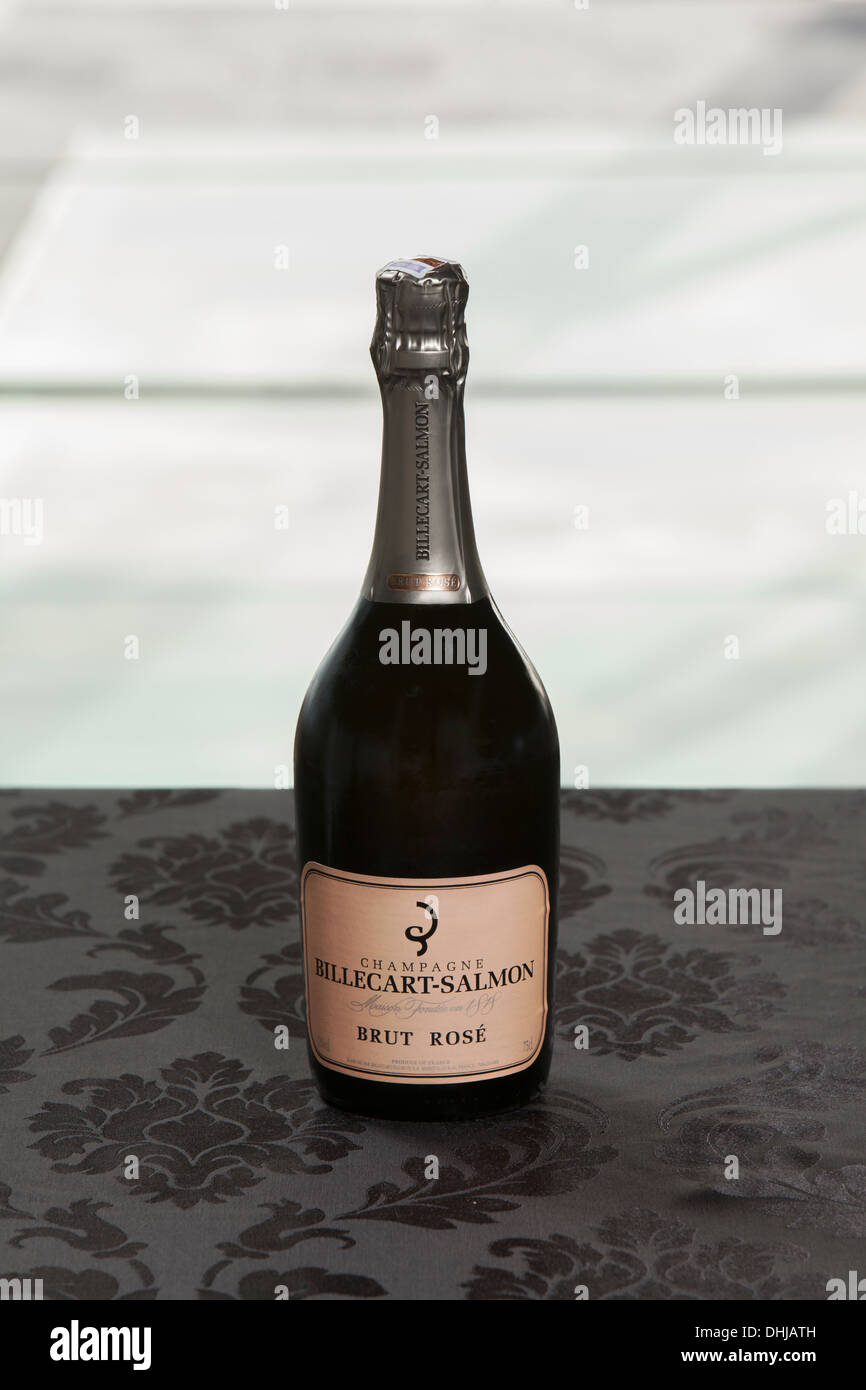 Salomon Billecart Champagne Brut rosé bouteille d'alcool blanc table verre  plein soleil bu des boissons plaisir profitez de jouissance marque f Photo  Stock - Alamy