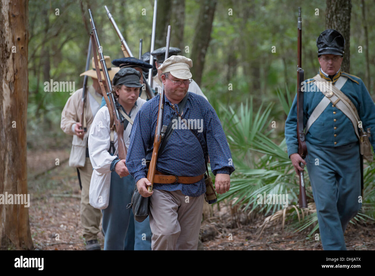 Les soldats américains en recréant la deuxième guerre séminole pendant Native American Festival à Oleno State Park dans le Nord de la Floride. Banque D'Images
