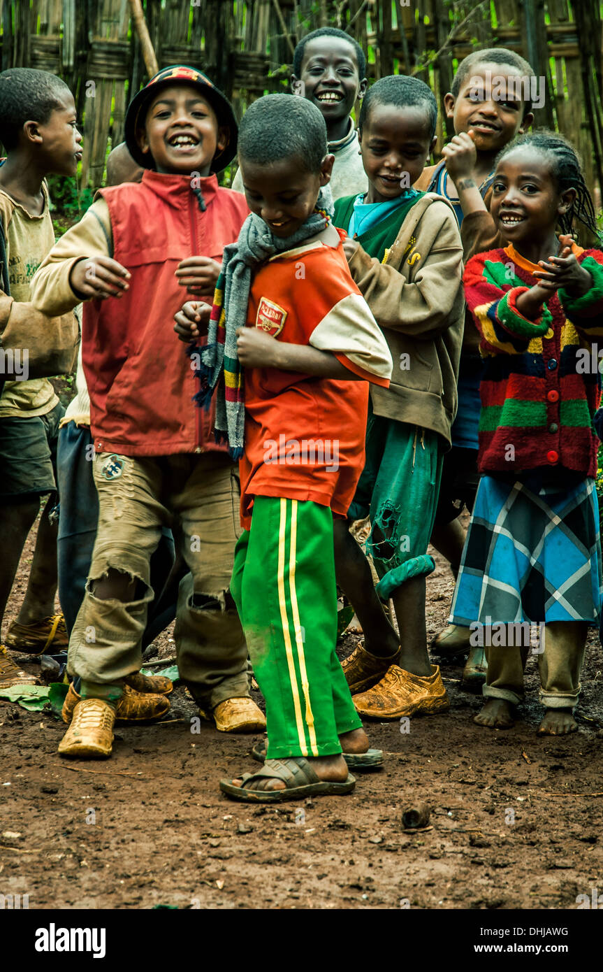 Un membre de la tribu représente pour prendre une photo dans la vallée de l'Omo, Ethiopie Banque D'Images