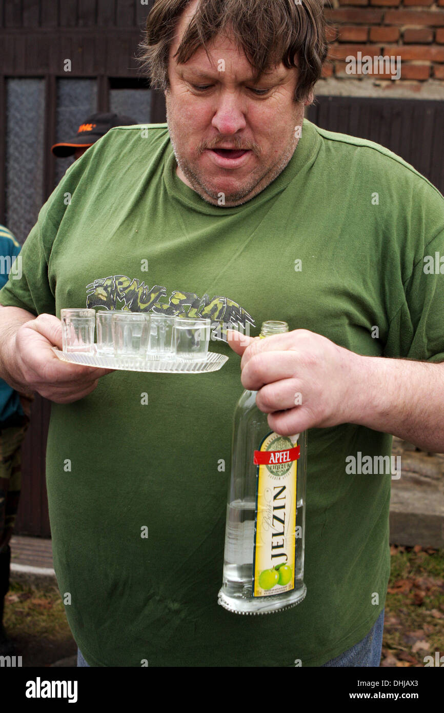 Homme avec une bouteille d'alcool et de coups, bouteille de vodka Banque D'Images